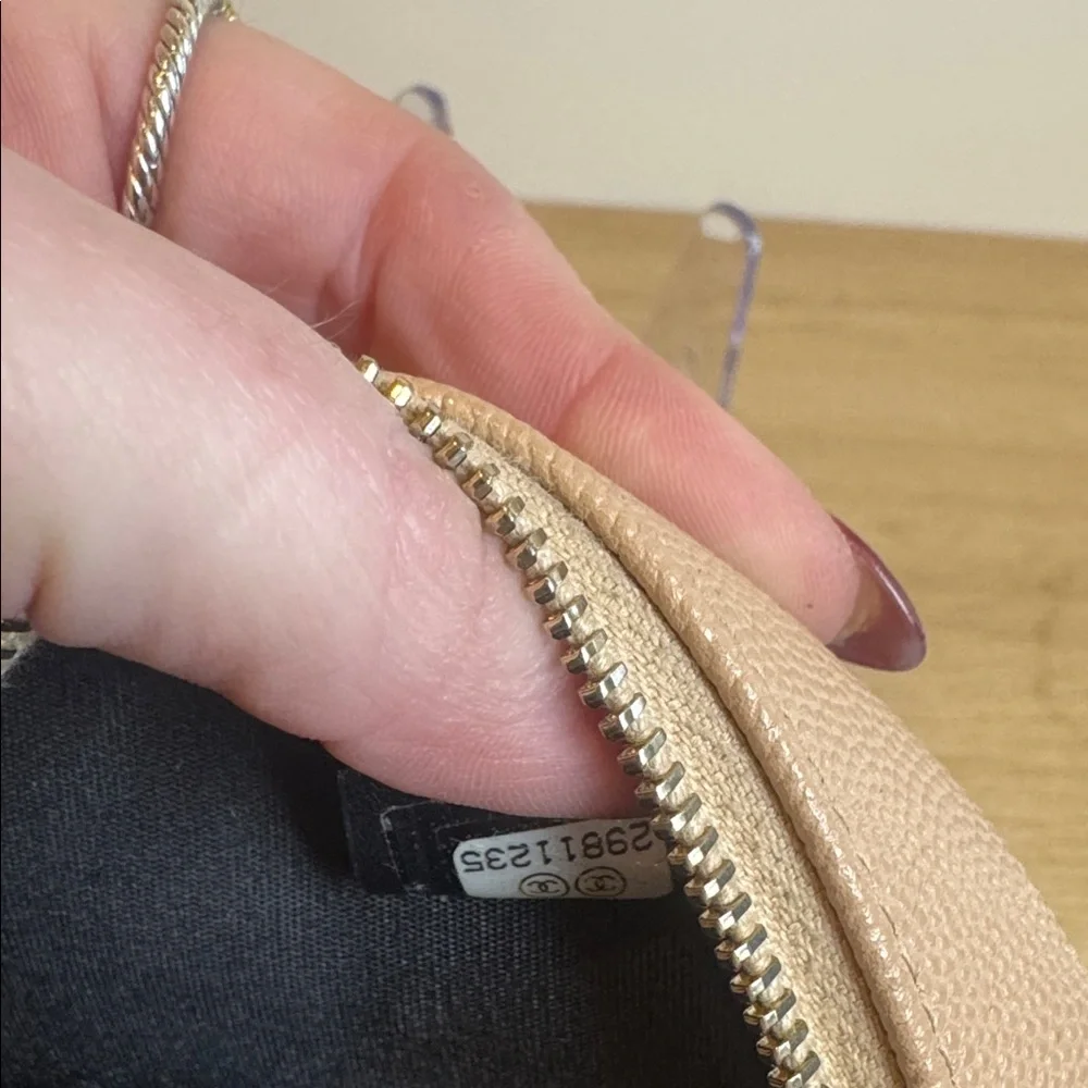 Chanel round filigree crossbody mini bag - Picture 9 of 9